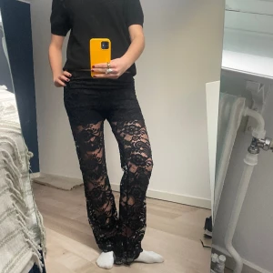Spetsbyxor - Såå fina spetsbyxor😍😍😍 perfekta till nyår eller andra festliga tillfällen! Dem har ett hål (mellan benen) men inget som syns! Hon på bilden är 168 och brukar ha 34/36👯‍♀️