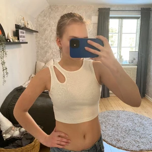 Topp - Vit ribbad topp med ett hål vid vänster axel, aldrig använd🤍