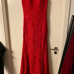 Röd och fin klänning i Storlek 34-36