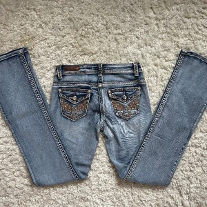 Lågmidjade Bootcut jeans  - Mer ljusblåa i verkligheten, i superskick, märke: vivi diva. innerbenslängd: 80 midjemått:36+ mycket stretch i hela byxan. För låga på mig som är 161. Vill du köpa trycker du på köp nu, jag postar inom 24h