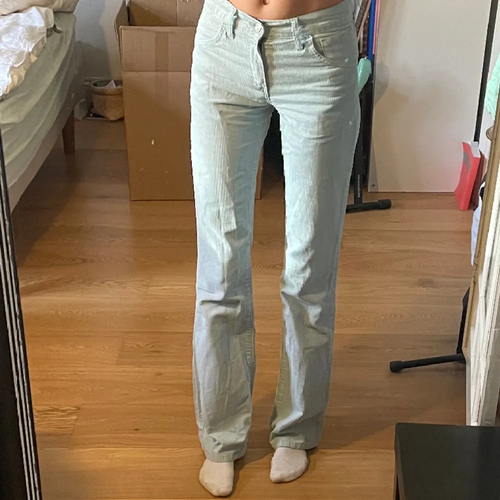 Light blue flared Levi’s in very good condition. Fits extrasmall/small. Selling because they’re a bit too small.  . Jeans & Byxor.
