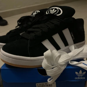 Campus skor svarta - Säljer dessa populära svarta campus skor eftersom den var för stora på mig, aldrig använda och är i nyskick. Skriv om ni är intresserade!!👟👟