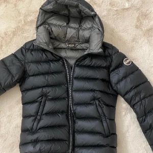 Colmar jacka  - Säljer min superfina Colmar jacka i storleken xs, inga defekter eller skador, använd få tal gånger så därför i nyskick,kom privat för frågor 