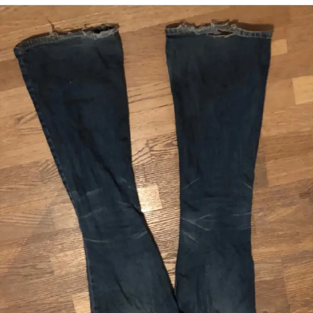 Ett par använda Levis, säljer då de inte kommer till användning längre. Lite slitna längst ner därav lågt pris. Jeans & Byxor.