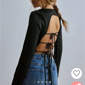 Svart top med rosetter - Svart siden top med rosett knyten i bak, superfin! Endast använd 1 gång🖤🖤 nypris 399kr