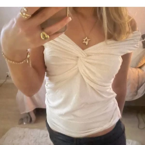 Vit topp - Snyggaste vita toppen från h&m!! Jätte populär o helt slutsåld. Nyskick❤️‍🔥