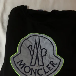 Moncler T-shirt storlek S - Ny skick storlek S
