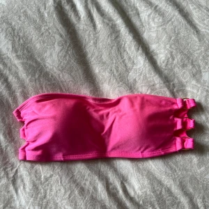 Bikini-topp - Guldiga ringar i sidan. Storlek 34 Aldrig använd