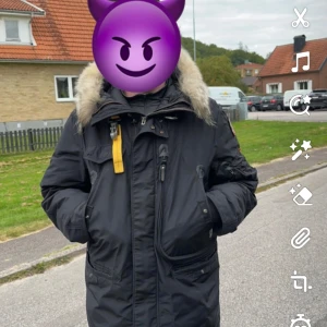 Parajumper right hand  - Säljer nu min vinterjacka. Pga den har blivit för stor, storlek är xxl men sitter som xl väldigt bra vinter jacka. Ny pris 10,000kr