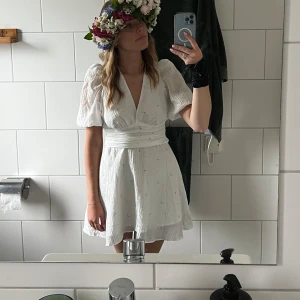 Klänning  - Super fin sommar klänning som jag hade förra midsommar men inte kommit till mer andvändning efter det. Är knyte bak vid nacken vilket gör att den är lite öppen i ryggen. Små blåa blommor på den 