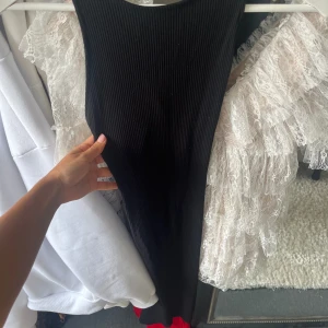 Lång klänning  - Lång svart klänning med djup öppen rygg😍Klänningen är från Hm i storlek S och är använd fåtalet gånger. Perfekt i sommar💖