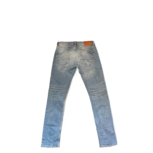 Dobber jeans - Blåa Dobber slimfit jeans med slitningar i storlek 32/34 men passar mindre. Mycket bra skick. Skriv i DM om ni är intresserade eller har frågor, kan skicka fler bilder. Pris kan diskuteras