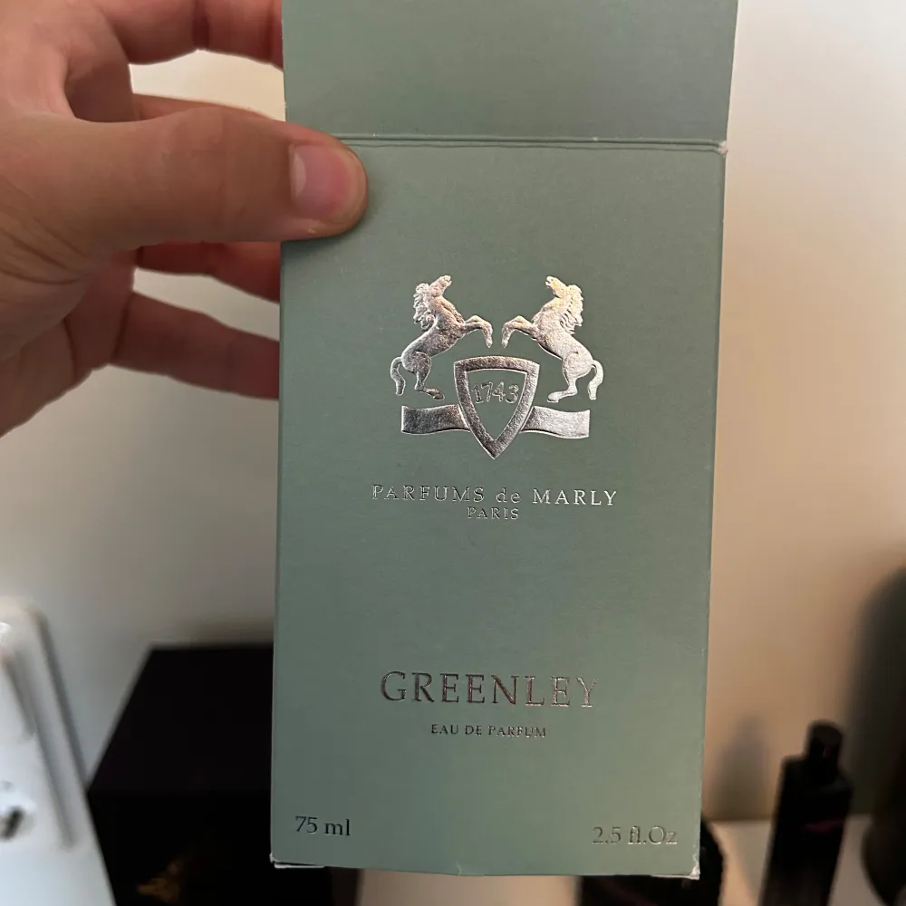 Hej säljer en av mina favoritparfymer då jag ska minska min collection. Parfums de Marley greenly är en underbar sommar/höst/vår parfym med en distinkt grönäppellukt. Nypris ligger på mellan 2200-3000. 64/75ml ca. Öppet för byten. Skriv om frågor 😁. Parfym.