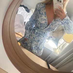 St Barth klänning - Otroligt söt mini omlott klänning i 100% linne från saint barth, helt oanvänd med lappen kvar. Nypris 3149🌸 säljer för 900 kr pågrund av att jag har två exakt likadana. Storlek M men passar mig som vanligtvis har S🩵