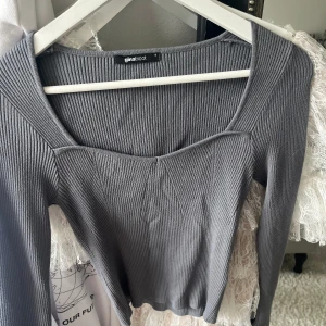 Grå topp  - Snygg grå långärmad topp från Gina Tricot. Tröjan är knappt. Storlek S🤍🤍