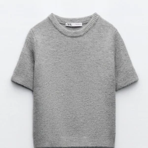 Kortärmad stickad tröja - En grå kortärmad stickad tröja från Zara i storlek S, använd ett fåtal gånger☺️