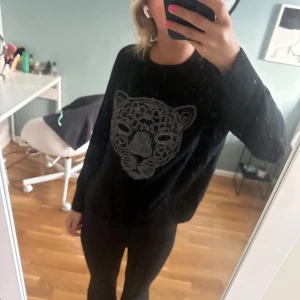 Stickad tröja  - Stickad tröja, aldrig använd 