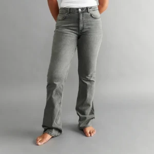 Grå Jeans - Superfina gråa jeans ifrån Gina tricot. De är i fint skick förutom att de finns lite slitage längst nere vid sömmen. Dock inget man tänker på, kan skicka bild på det vid intresse! De är mid waist och superfin passform. Storlek 32! Köpt för 500kr. 