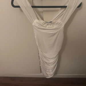 Tajt klänning - Jätte fin tajt stretchig klänning, lite finare material och banden är hängande över axlarna. Använd få tal gånger💗