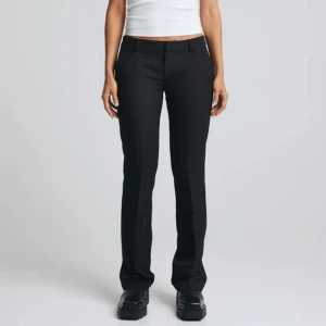 Low Waits Kostymbyxor i Bootcut modell - Från bikbok, modell Vera. Köpta förra året i storlek 38 men liten i storleken. Låg midja och bootcut. Jätte bra skick❤️ Köp direkt för 250kr. Nypris 499kr