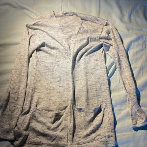 Ljusgrå kofta - Ljusgrå kofta med glitter från H&M, använd fåtal gånger. 