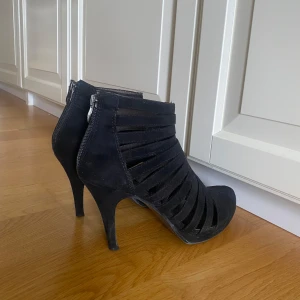 Svart klacksko - Använda ett fåtal gånger, bekväma att gå i, normala i storleken🌸