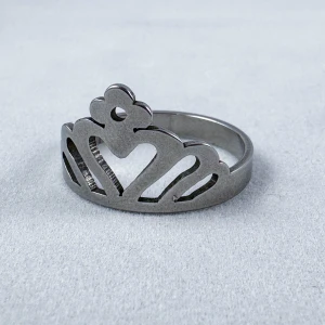 Fantastisk ring i rostfritt stål - En ring i rostfritt stål med en diameter på ca 21 mm. 