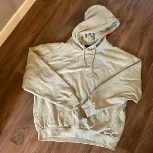 hoodie - en ljusgrön/grå hoodie från lager157 