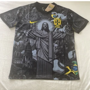 Brazil tröja  - Brasilien tröja, har i alla stolekar skit snygg tröja, ganska svårt att få tag i. Helt sprillans ny, prislapp kvar. Grymt skick och kvalite. Vid frågor hör av! Har i alla stolekar! 
