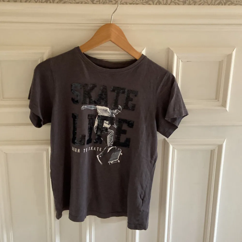 Jag säljer en t-shirt från Cubus i storlek 146/152. texten går att ändra från blå till svart. Bra Skick.. T-shirts.