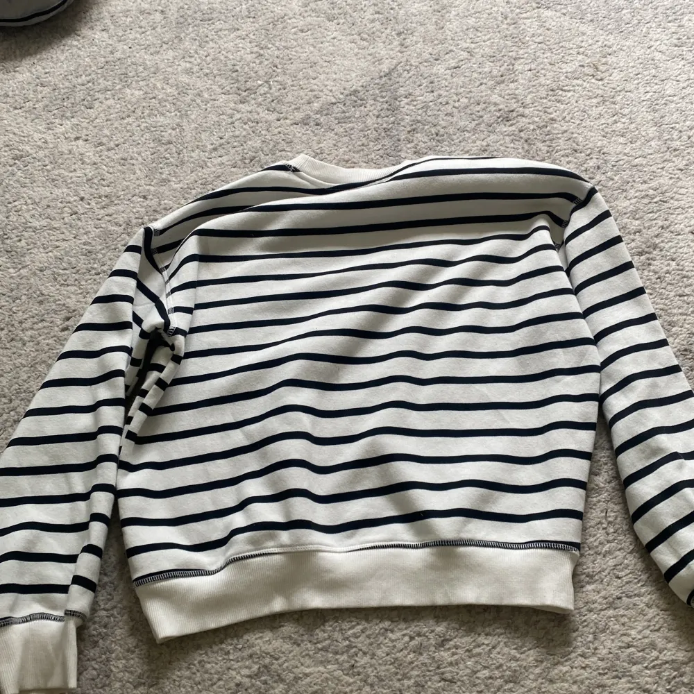 Säljer denna sweatshirt från H&M. Storlek XS.. Tröjor & Koftor.