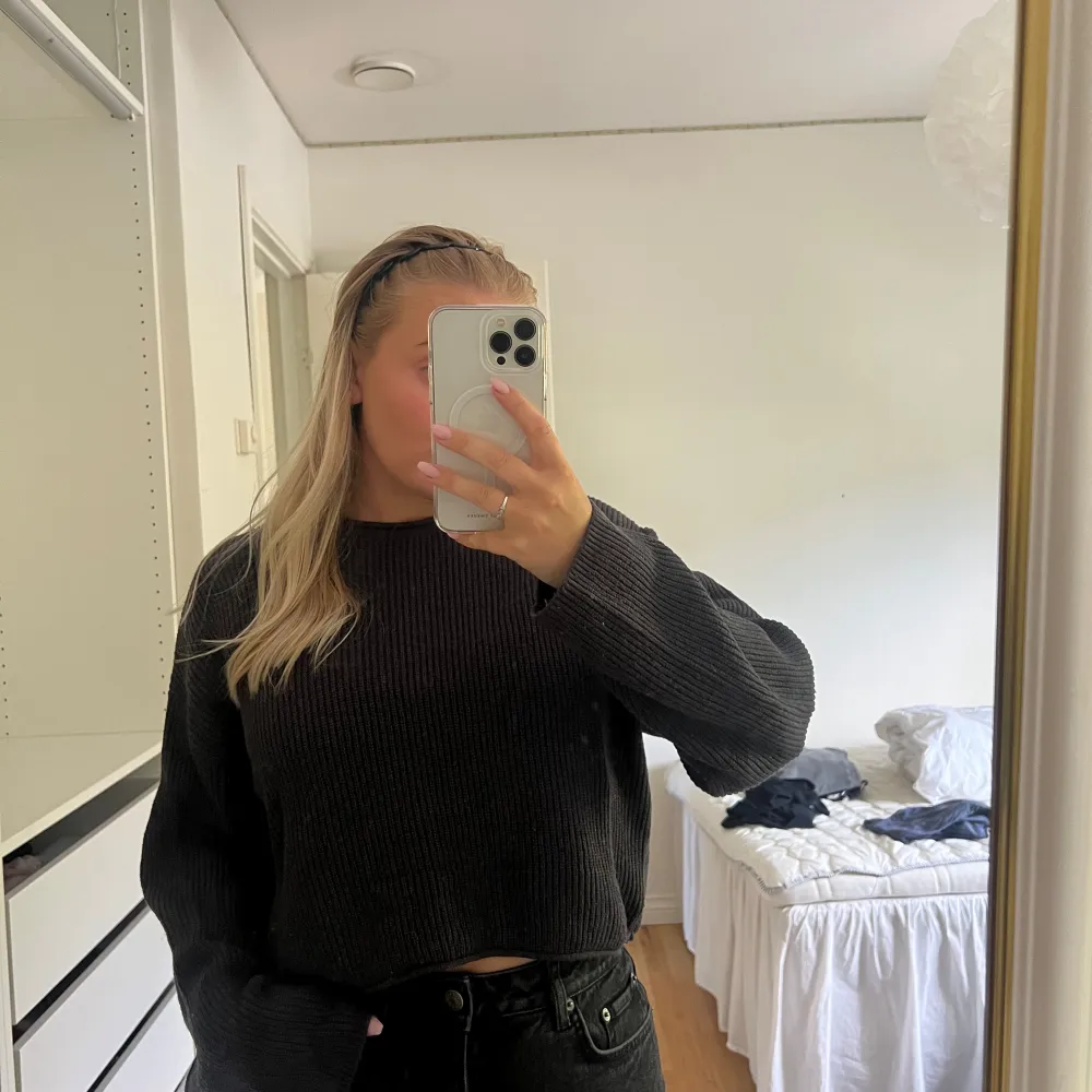 Tröja från pull&bear Strl S Använd men i fint skick. 📷 Säg till om du vill ha fler bilder så fixar jag det. 💸 Vid snabb affär kan ja tänka mig att sänka priset. ✉️ Köparen står för frakten. 📍 Kan mötas upp i Tyresö.. Tröjor & Koftor.