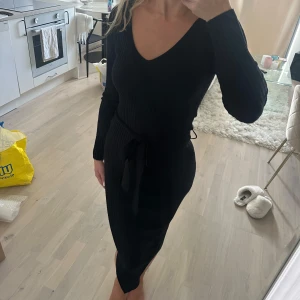 Klänning  - Långärmad ribbad klänning från mango. Jätte fin klänning i fint skick perfekt till sommarkvällar och höst 