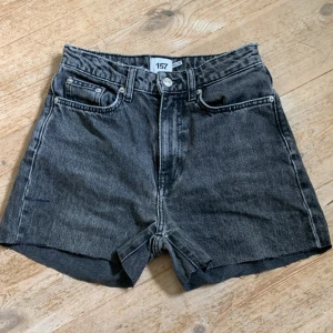 svarta jeansshorts !🖤 - Säljer dessa välanvända jeansshorts ifrån lager 157 i storlek xs. Defekter förekommer, de passar perfekt nu till sommaren ☀️⛱️