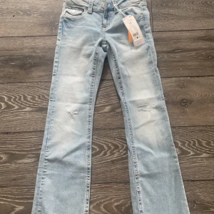 Low waist jeans - Oanvända jeans från Gina Young med lappen kvar, i storlek 158, köpte för 349kr🌟Jag säljer för 185kr🌟