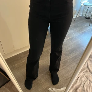 BOOT cut jeans  - Nu säljer jag dessa svarta BOOT cut jeans😊eftersom att jag inte tycker att dem passar riktigt💓dessa byxor har inte heller andvända så mycket💓