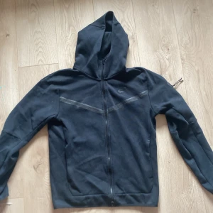 Nike tech fleece svart - Passar mig som är ca 179, passar även de som är 175. Säljer pga jag inte använt på över ett år. Har inga defekter, lite vitt papper i fickan på armen pga jag glömde ett kvitto i den. Har tagit bort så mycket jag kan. Priset är ej hugget i sten.