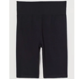 Träningsshorts - Korta Träningstights i ribbat svart stretch-material, använda en gång men är nu tyvärr för små för mig. Perfekta till sommaren💞