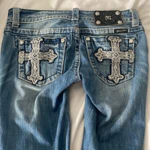 Köpte dom här med ett par andra miss me jeans, men ingen av dom satt bra. Det är storlek 27 men skulle även säga 26. Inga fläckar och inga hål. Skriv privat för fler bilder👍