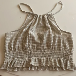 Beige/vit topp  - En beige vit topp med snörning på ryggen från Gina. Använd fåtal gånger och är som ny! Nypris 299kr