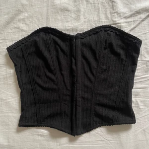Topp - Korsettliknande tubetop. Knappt använd. Använd gärna köp nu💞