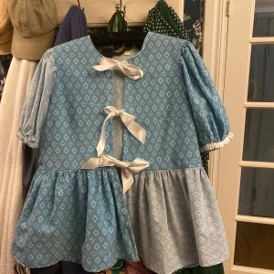 Ganni inspirerad blus  - Säljer detta syprojekt.   Tyget är bomull och så är knytrosetterna i satinband. 