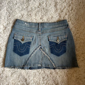 Jeanskjol med coola detaljer - Såå cool jeanskjol med såå coola detaljer i storlek S. Från märket Vanilla jeans. 💙💙🩵🩵