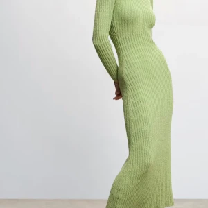 Ribbad klänning  - Ribbad klänning från Mango. Helt ny i sitt tagg. Storlek M. Priset kan diskuteras