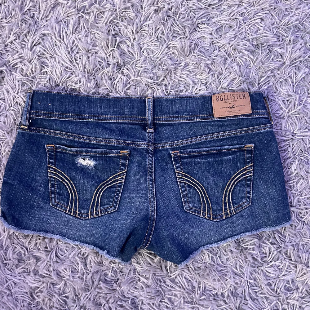 Low waist Hollister shorts i jättebra skick som ja säljer därav att de va för stora för mig❣️❣️Kan oxå tänka mig att byta de mot ett par likadana shorts fast i storlek 24 . Shorts.