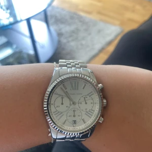 Äkta Michael Kors klocka - Äkta, nypris 3000. Har ej kvitto kvar men originallåda och serienummer på baksidan av uret. Sparsamt använd. Batteri behöver bytas 