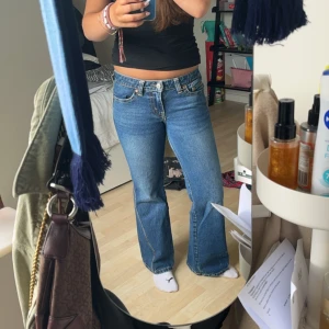 Bootcut jeans - Blåa bootcut jeans från Levi's väldigt sparsamt andvända och i bra skick. 