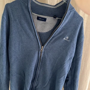 Stickad gant ful zip, ljusblå - Storlek S. Skick: 9/10. Jag växte ur den. Nypris:1500kr. Jag säljer för 500kr