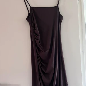 Klänning  - Lång klänning från shein med liten slits vid benet, super bekväm och fin. Klänningen är lite ”rynkad” på ena sidan 
