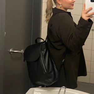 Ryggsäck i ”skinn” - Väska från Even&odd. Använd en gång! Perfekt för skola eller jobb! Laptop passar fint💞😌 